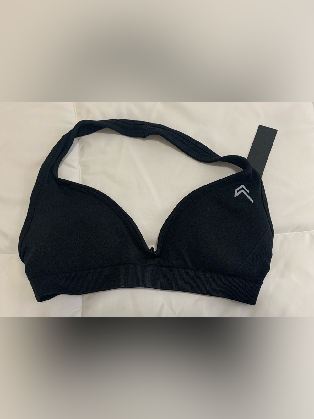 EFFORTLESSLIFT™ SEAMLESS HALTER NECK SPORTS BRA WITH GREY LOGO